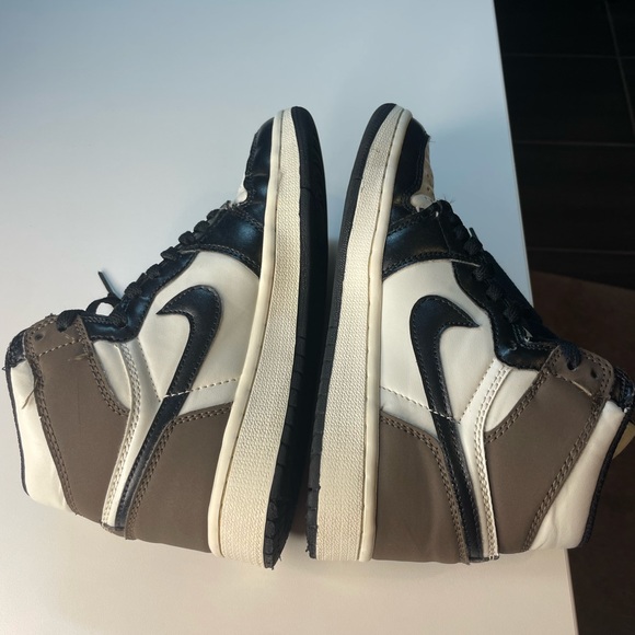 Air Jordan 1 Retro High OG 'Dark Mocha' 555088-105
Mens size 5.5 or woman’s sz7 - Picture 4 of 7
